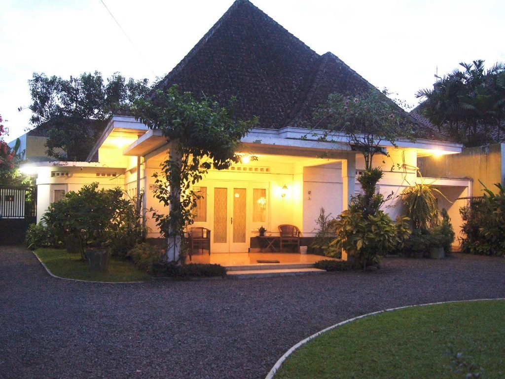 Malang, Rumah Putih / The White House | Rama Tours