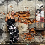 Collega Lisa van Rama Tours op een schommel op Penang Maleisië