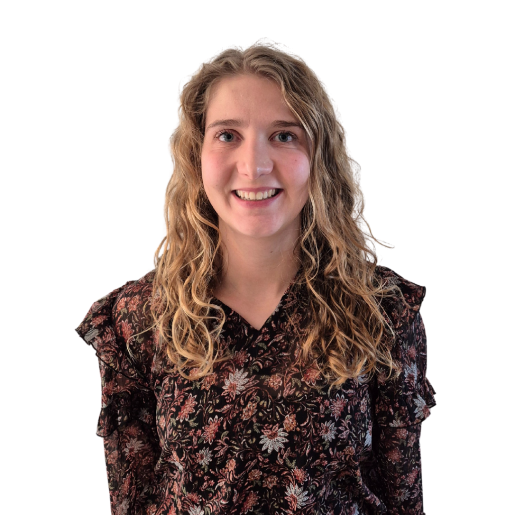 Collega Famke van Rama Tours met een witte achtergrond