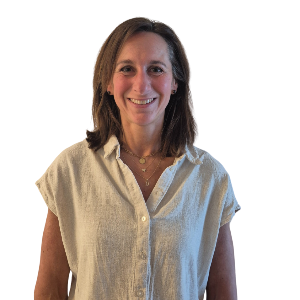 Collega Sandy van Rama Tours met een witte achtergrond
